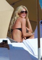 Victoria Silvstedt Looks Hot in Bikini on The Beach in Miami