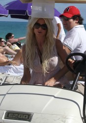 Victoria Silvstedt Looks Hot in Bikini on The Beach in Miami