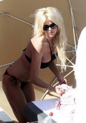 Victoria Silvstedt Looks Hot in Bikini on The Beach in Miami