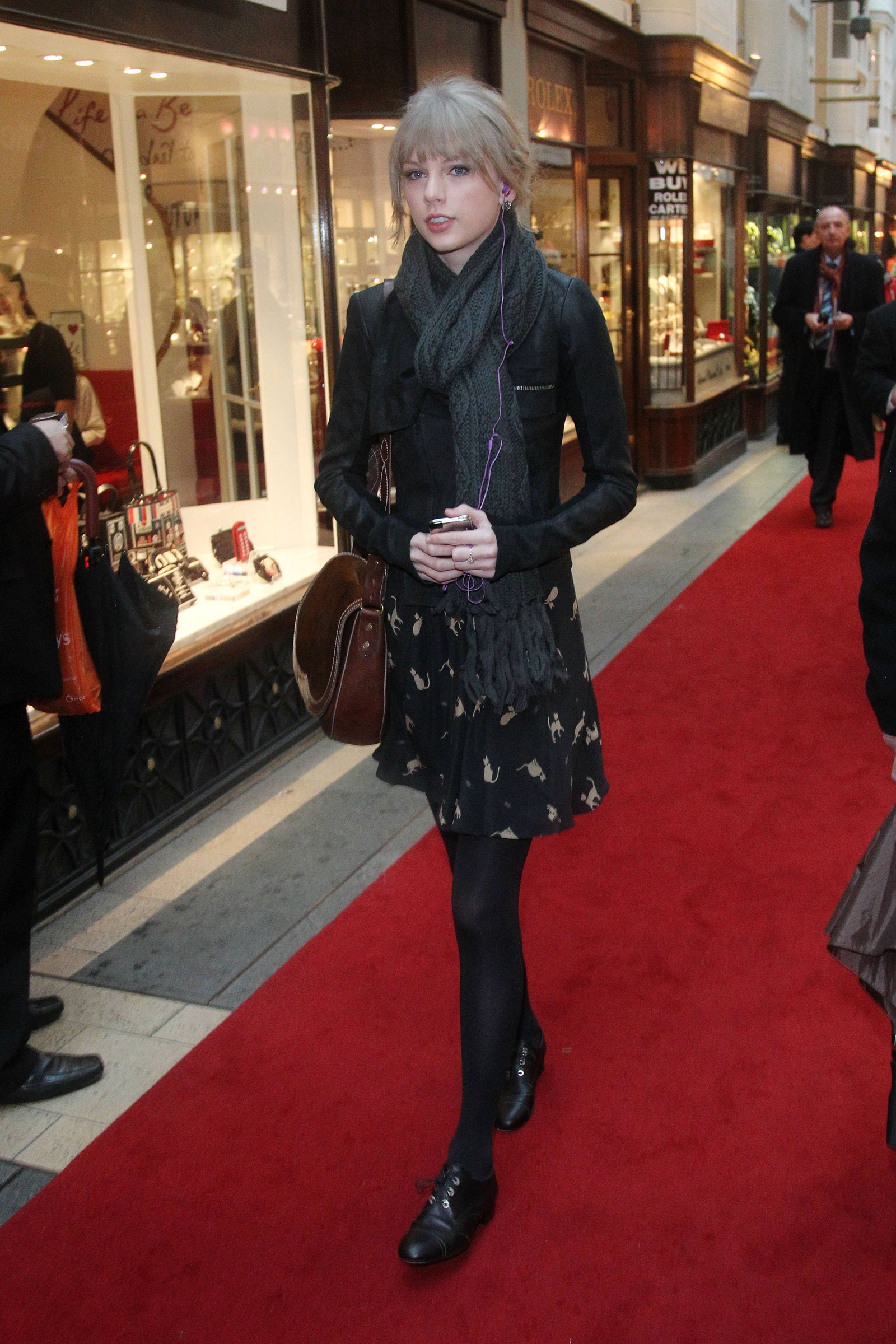 Taylor Swift Leggy Candids Goes Shopping in London – HawtCelebs1600 x 2400