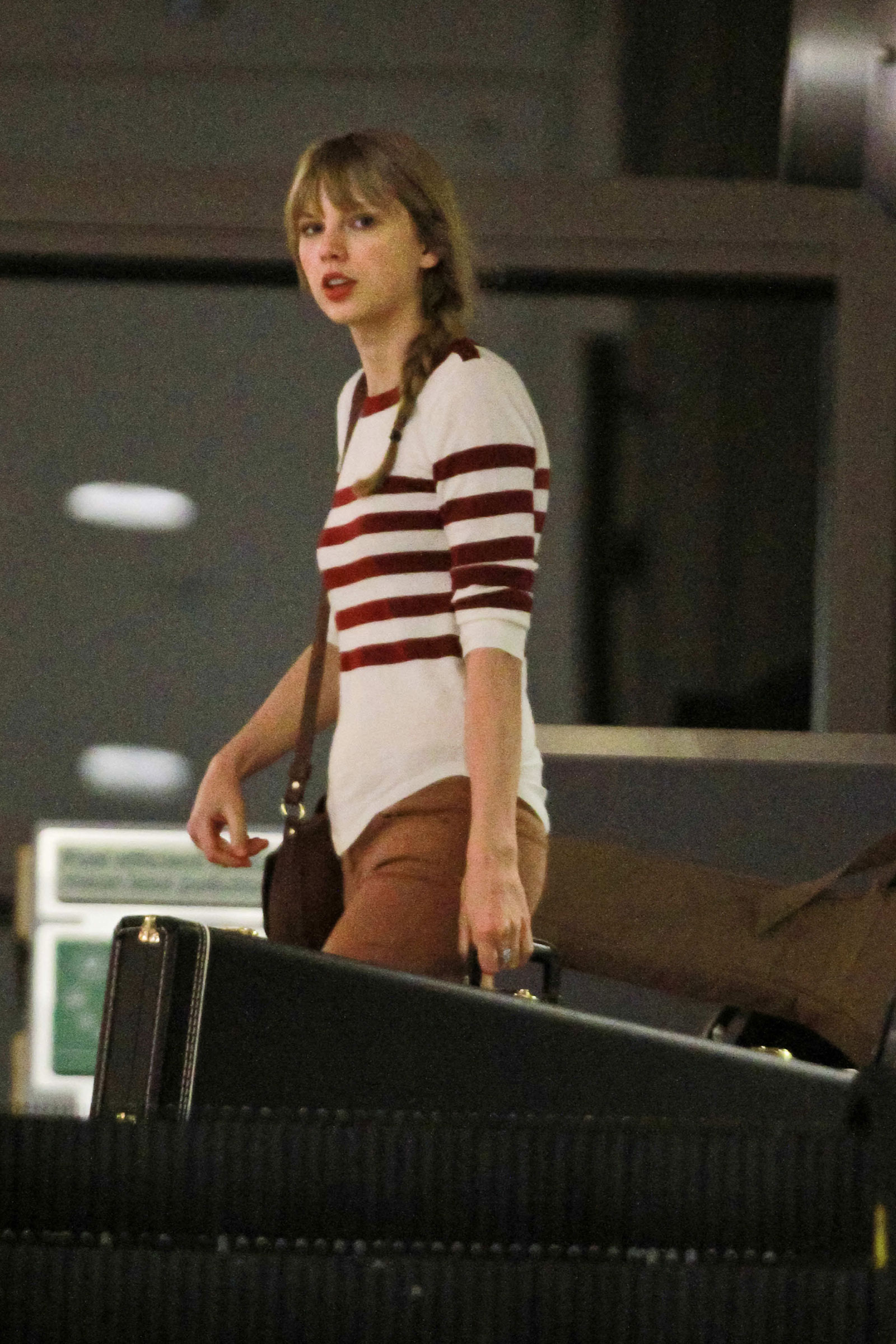 Taylor Swift Without Makeup at LAX Airport in Los Angeles – HawtCelebs