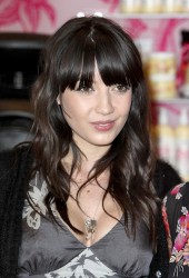 DAISY LOWE
