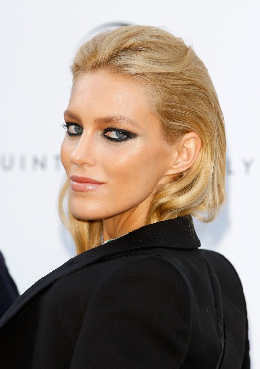ANJA RUBIK