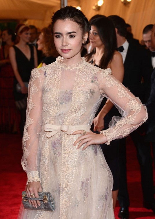 LILY COLLINS