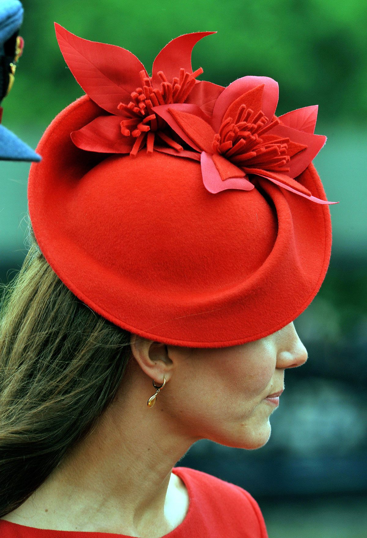 She hat got. Шляпы Кейт Миддлтон. Шляпка фасинатор Кейт Миддлтон. Красный шляпы у Кейт Миддлтон.