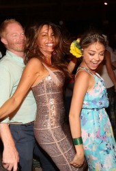 SOFIA VERGARA and SARAH HYLAND