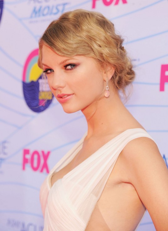 TAYLOR SWIFT