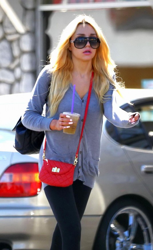 AMANDA BYNES at a Starbucks AMANDA BYNES