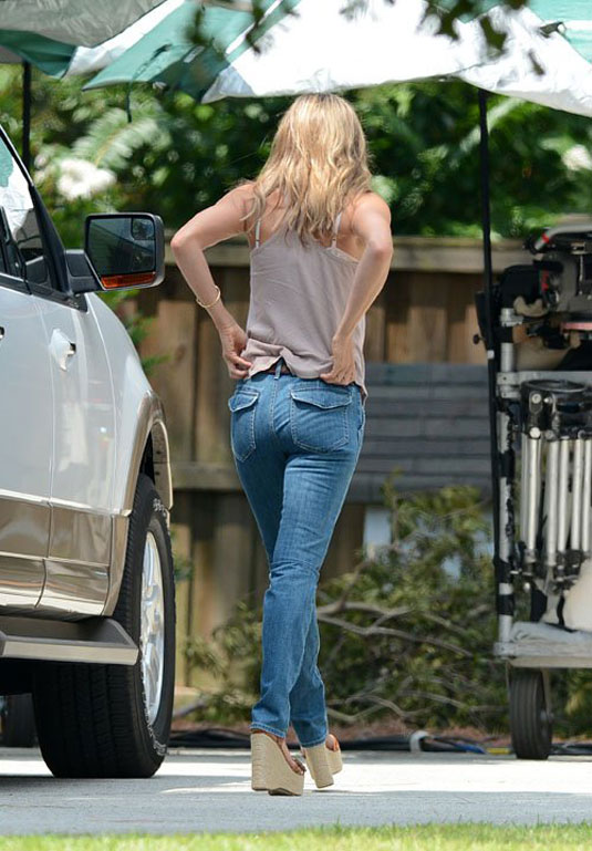 JENNIFER ANISTON in Jeans on the Set of Were the Millers in Wilmington ...