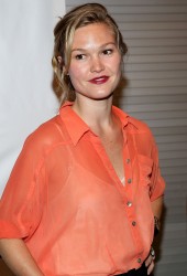JULIA STILES