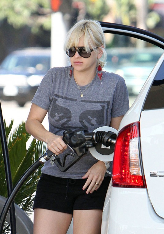 ANNA FARIS