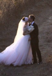ANNE HATHAWAY and Adam Shulman Get Married