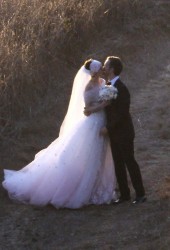 ANNE HATHAWAY and Adam Shulman Get Married