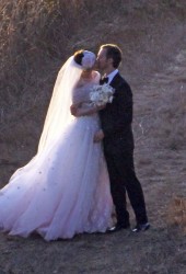 ANNE HATHAWAY and Adam Shulman Get Married