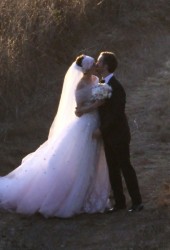 ANNE HATHAWAY and Adam Shulman Get Married
