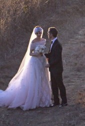 ANNE HATHAWAY and Adam Shulman Get Married