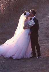 ANNE HATHAWAY and Adam Shulman Get Married