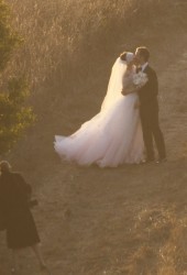 ANNE HATHAWAY and Adam Shulman Get Married