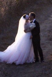 ANNE HATHAWAY and Adam Shulman Get Married