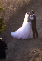 ANNE HATHAWAY and Adam Shulman Get Married