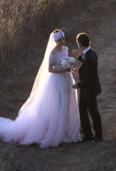ANNE HATHAWAY and Adam Shulman Get Married