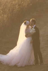 ANNE HATHAWAY and Adam Shulman Get Married