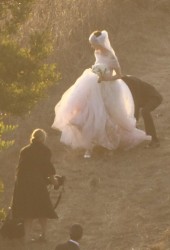 ANNE HATHAWAY and Adam Shulman Get Married