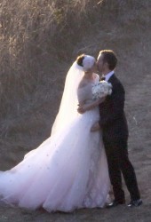 ANNE HATHAWAY and Adam Shulman Get Married