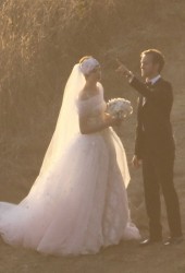 ANNE HATHAWAY and Adam Shulman Get Married