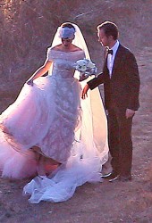 ANNE HATHAWAY and Adam Shulman Get Married