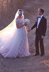 ANNE HATHAWAY and Adam Shulman Get Married