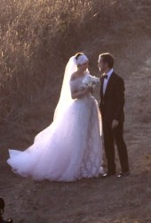ANNE HATHAWAY and Adam Shulman Get Married