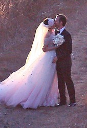 ANNE HATHAWAY and Adam Shulman Get Married