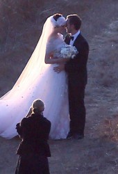 ANNE HATHAWAY and Adam Shulman Get Married