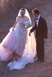 ANNE HATHAWAY and Adam Shulman Get Married