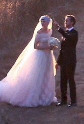 ANNE HATHAWAY and Adam Shulman Get Married