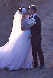 ANNE HATHAWAY and Adam Shulman Get Married