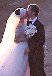 ANNE HATHAWAY and Adam Shulman Get Married