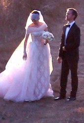 ANNE HATHAWAY and Adam Shulman Get Married