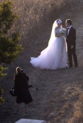 ANNE HATHAWAY and Adam Shulman Get Married