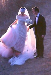 ANNE HATHAWAY and Adam Shulman Get Married