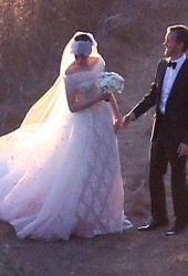 ANNE HATHAWAY and Adam Shulman Get Married