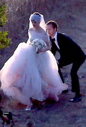 ANNE HATHAWAY and Adam Shulman Get Married
