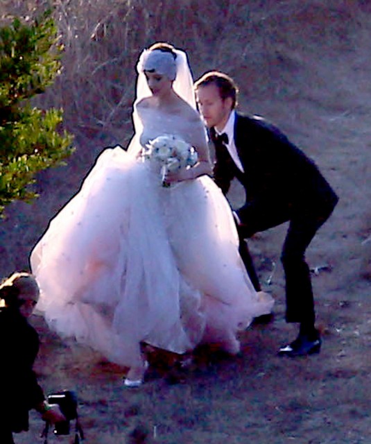 ANNE HATHAWAY and Adam Shulman Get Married