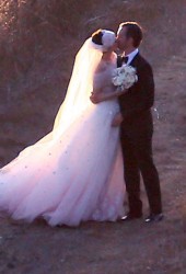 ANNE HATHAWAY and Adam Shulman Get Married
