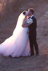 ANNE HATHAWAY and Adam Shulman Get Married