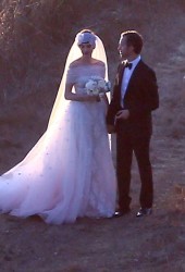 ANNE HATHAWAY and Adam Shulman Get Married