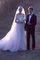 ANNE HATHAWAY and Adam Shulman Get Married