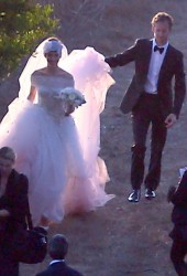 ANNE HATHAWAY and Adam Shulman Get Married