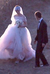 ANNE HATHAWAY and Adam Shulman Get Married
